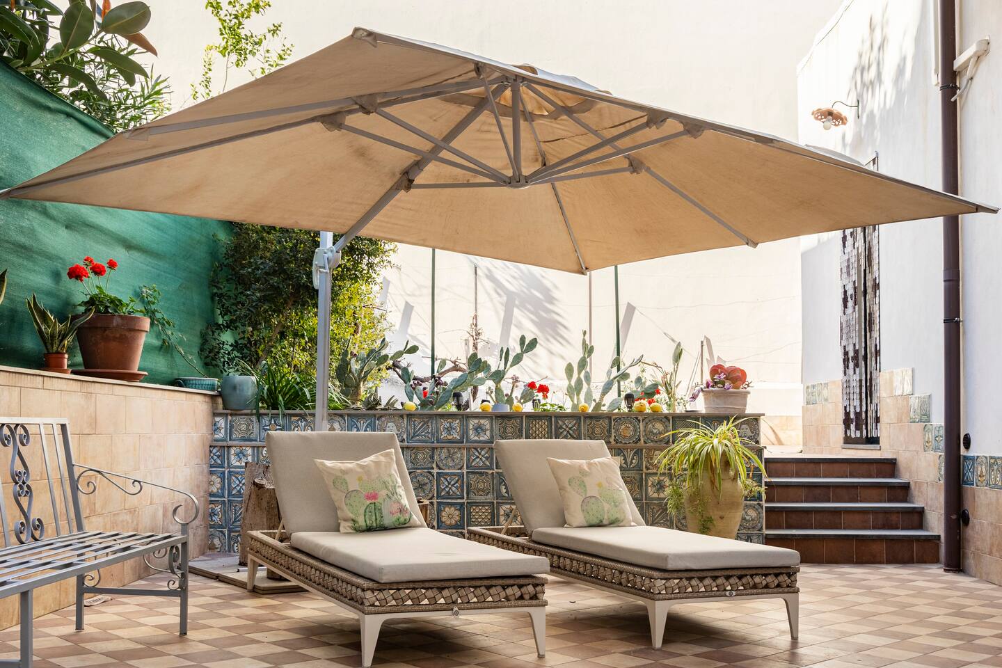 Cortile con ombrelloni