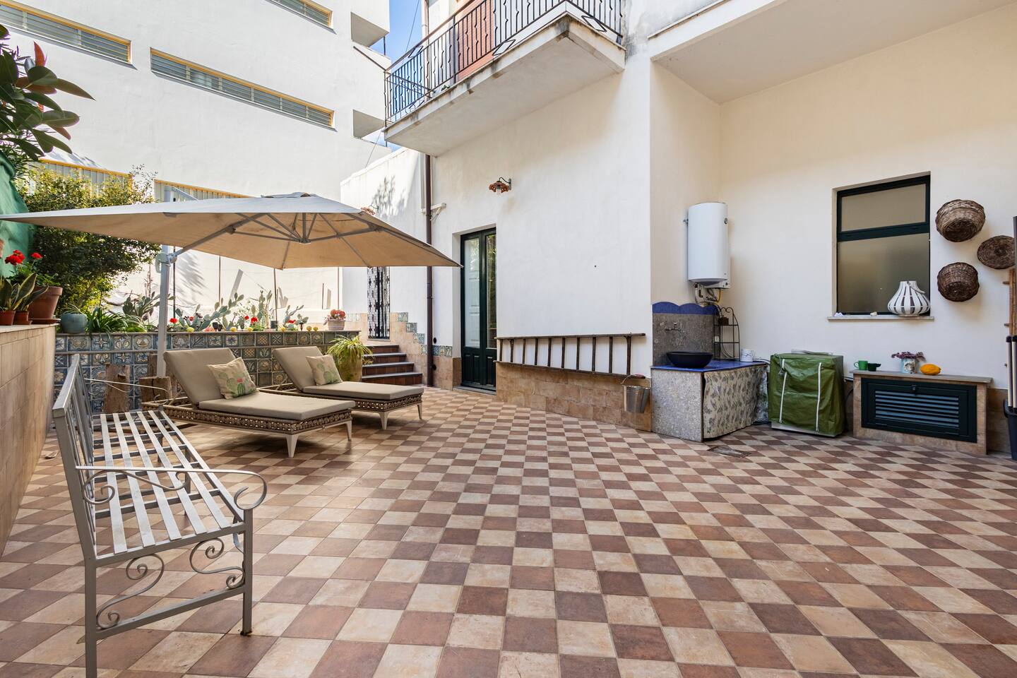 Cortile con panchine